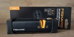Beitragsbild des Blogbeitrags Der Fiskars Axt- und Messerschärfer im guenstig-kochen Produkttest