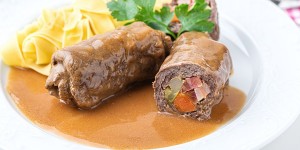 Beitragsbild des Blogbeitrags Omas Rindsrouladen Rezept ist die hiesige klassische Variante