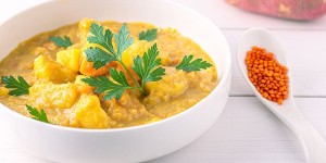 Beitragsbild des Blogbeitrags Süßkartoffel Linsen Suppe mit Kokosmilch - die exotische Kartoffelsuppe