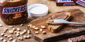 Beitragsbild des Blogbeitrags Der Snickers Aufstrich ist nussiger Schokospaß auf Deinem Brot 