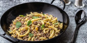 Beitragsbild des Blogbeitrags Die Spätzlepfanne mit Faschiertem ist schnelle Küche für Gestresste