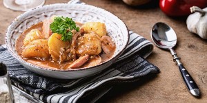 Beitragsbild des Blogbeitrags So ein deftiges Kartoffelgulasch mit Wurst ist Balsam für die Seele