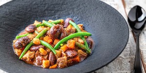 Beitragsbild des Blogbeitrags Das Schweinsragout mit Käferbohnen ist ein herrlich sinnlicher Eintopf