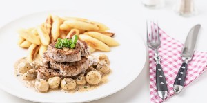 Beitragsbild des Blogbeitrags Schweinemedaillons mit Pilzen sind der Beweis für leckere Blitzküche