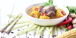Beitragsbild des Blogbeitrags Ochsenschwanzsuppe Vietnam Style mit Mais 