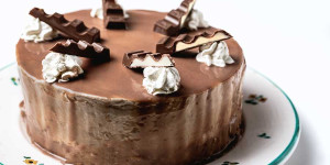 Beitragsbild des Blogbeitrags KINDER Riegel Schokolade Cheesecake ohne Backen