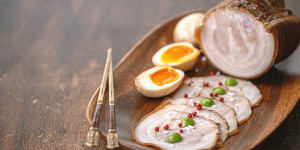 Beitragsbild des Blogbeitrags Chashu – japanischer Schweinebraten, gerollt
