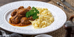 Beitragsbild des Blogbeitrags Raffiniertes Rehgulasch auf österreichische Art