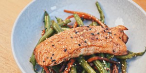 Beitragsbild des Blogbeitrags Bio Lachs auf asiatischen Bio Fisolen-Karotten-Gemüse