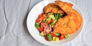 Beitragsbild des Blogbeitrags Bio Hähnchenschnitzel mit Bio Tomaten-Avocado-Salat
