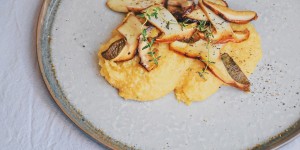 Beitragsbild des Blogbeitrags cremige Bio Polenta mit Steinpilzen 
