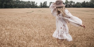 Beitragsbild des Blogbeitrags gut behütet – 10 stylische Fair Fashion Hüte 