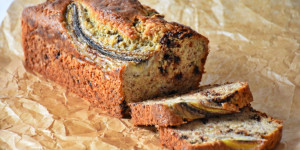Beitragsbild des Blogbeitrags schnelles Bio Bananenbrot mit Schoko