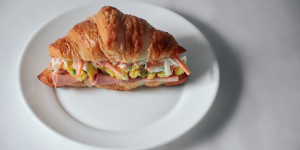 Beitragsbild des Blogbeitrags herzhaftes Frühstückscroissant