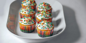 Beitragsbild des Blogbeitrags Regenbogen Muffins