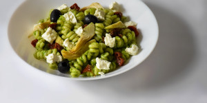 Beitragsbild des Blogbeitrags Nudelsalat mit Bärlauchpesto und Antipasti
