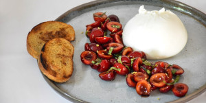 Beitragsbild des Blogbeitrags Burrata mit Balsamico-Kirschen 