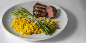 Beitragsbild des Blogbeitrags Safran Fregola mit grünen Spargel und Filetsteak