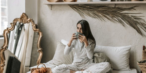 Beitragsbild des Blogbeitrags In diesen Fair Fashion Pyjamas lässt es sich gut schlafen, auch bei Sommerhitze