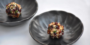 Beitragsbild des Blogbeitrags Frischkäsebällchen mit Cranberries, Pekannüsse und Kräuter