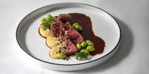 Beitragsbild des Blogbeitrags Tataki vom Rind auf Miso-Creme mit Edamame