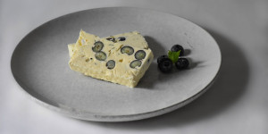 Beitragsbild des Blogbeitrags Heidelbeer-Minz-Semifreddo mit Baiser 