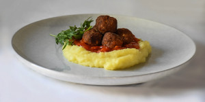 Beitragsbild des Blogbeitrags Fleischbällchen auf Tomatenragout und Kartoffelpüree