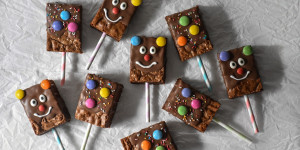 Beitragsbild des Blogbeitrags bunte Schokobrownies