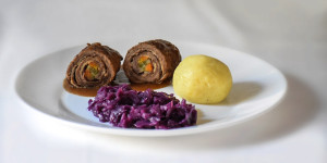 Beitragsbild des Blogbeitrags Rindsrouladen mit Kartoffelknödel und Rotkraut 