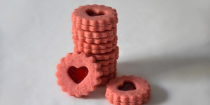 Beitragsbild des Blogbeitrags rosa Linzer Kekse mit Herz 