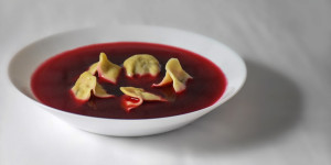 Beitragsbild des Blogbeitrags klare Rote Rüben Suppe mit Waldpilz Teigtaschen 