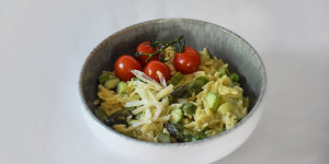 Beitragsbild des Blogbeitrags Spargel-Orzo mit Ofentomaten