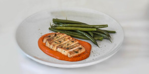 Beitragsbild des Blogbeitrags Karreesteak auf Romesco Sauce und Fisolen