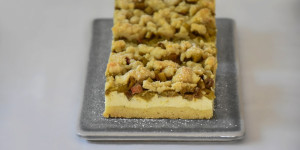 Beitragsbild des Blogbeitrags Rhabarber-Topfenkuchen