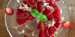 Beitragsbild des Blogbeitrags Erdbeer-Eiscreme-Torte: rohvegane Köstlichkeit für warme Sommertage 