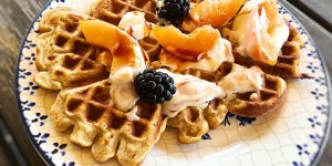 Beitragsbild des Blogbeitrags Vollkorn-Joghurt-Waffeln mit Marillen