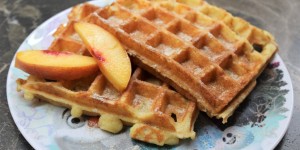 Beitragsbild des Blogbeitrags Topfen-Pfirsich-Waffeln mit Erdmandeln