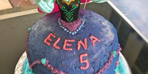 Beitragsbild des Blogbeitrags Schoko-Sahne-Torte zum Geburtstag mit Anna-Puppe