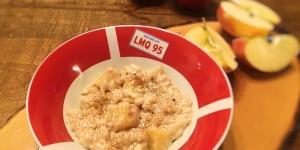 Beitragsbild des Blogbeitrags Cremiger Bratapfel-Milchreis