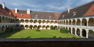 Beitragsbild des Blogbeitrags „Kultur mit Abstand“ vor der Haustür: Schloss Deutschkreutz