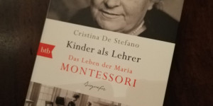 Beitragsbild des Blogbeitrags Aus dem Bücherkasten (Montessori Biografie)