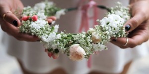 Beitragsbild des Blogbeitrags Blumenkranz DIY für die Braut 