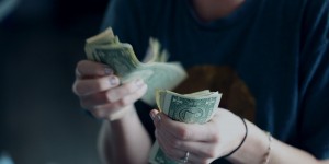 Beitragsbild des Blogbeitrags Glücksritter #004: Wie Betrug, nur mit extra Schritten