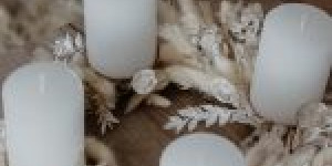 Beitragsbild des Blogbeitrags DIY: Adventskranz aus Trockenblumen