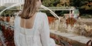 Beitragsbild des Blogbeitrags Herbstoutfit mit Sézane Bluse, Rock und Stiefeletten von La Shoe