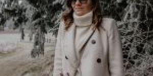 Beitragsbild des Blogbeitrags Winter Whites: wollweißes Outfit mit Rollkragenpullover und Plisseerock 