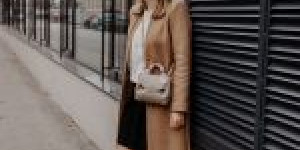 Beitragsbild des Blogbeitrags Winter Outfit mit Camel Coat, Sezane Bluse und Rock 