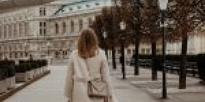 Beitragsbild des Blogbeitrags My early spring Outfit in all white mit beigefarbenem Mantel