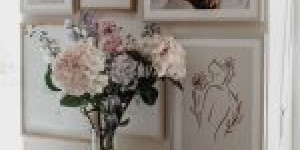 Beitragsbild des Blogbeitrags Meine Bilderwand mit Blumenpostern von Desenio 