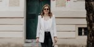 Beitragsbild des Blogbeitrags Casual-Chic SPRING OUTFIT: weißer Blazer, schwarze Jeans und unzählige rosa Kirschblüten
